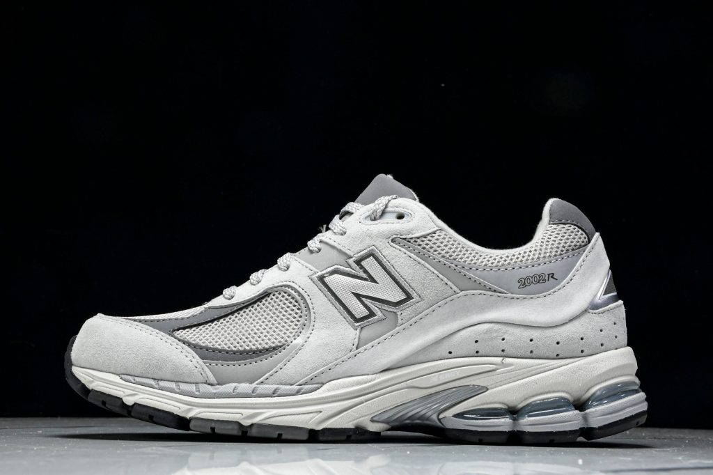 NB 2002R Gris / Blanco Roto / Negro
