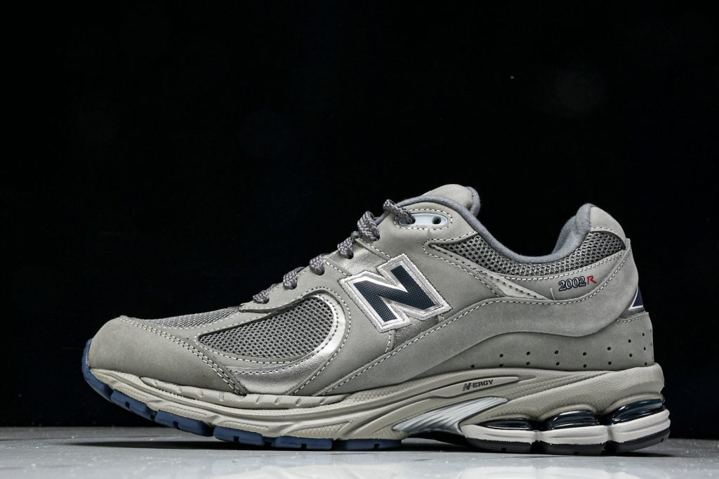 NB 2002R Gris / Plata / Azul Marino