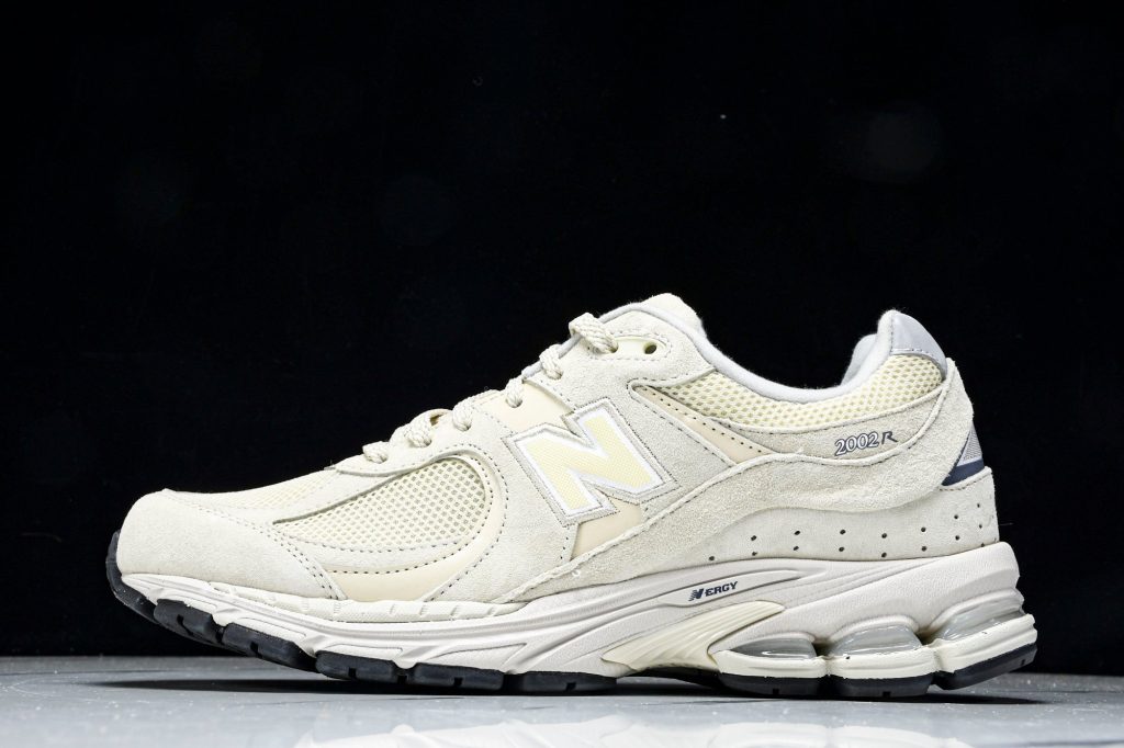 NB 2002R Hueso / Blanco Roto / Azul Marino
