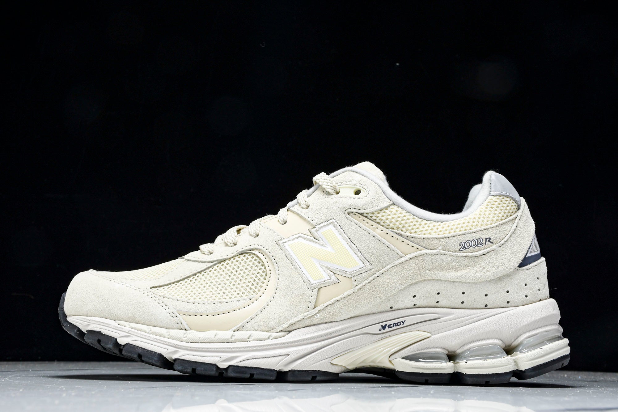 NB 2002R Hueso / Blanco Roto / Azul Marino