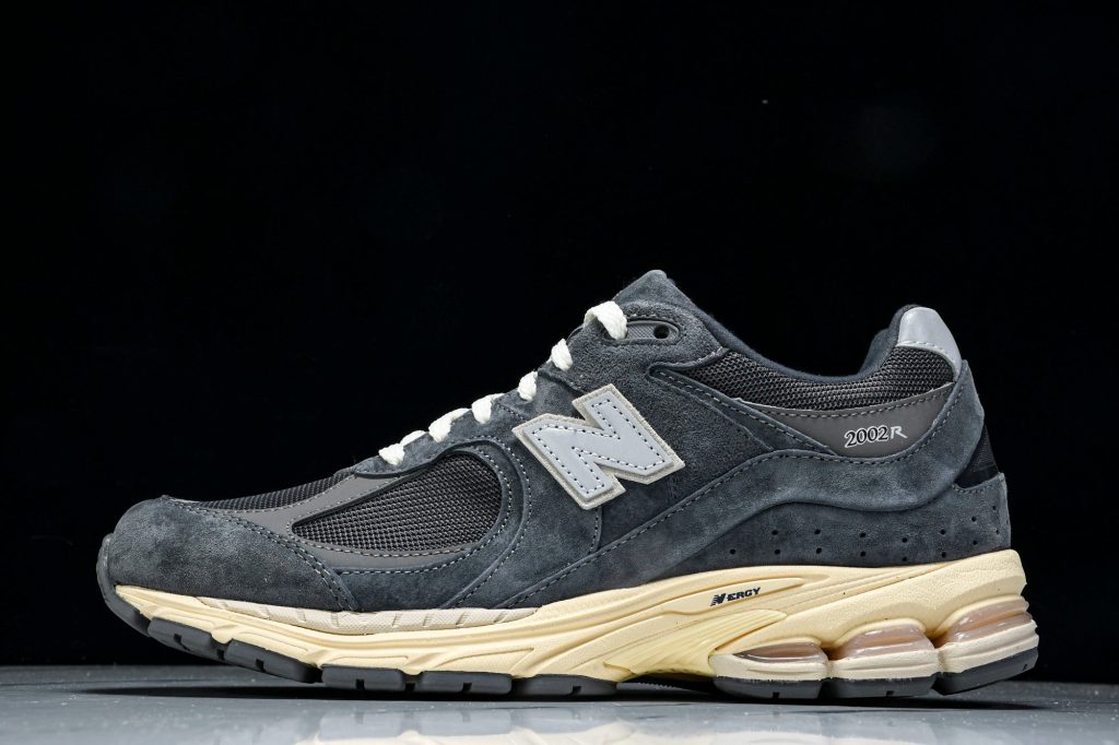 NB 2002R Gris Oscuro / Blanco Roto / Hueso