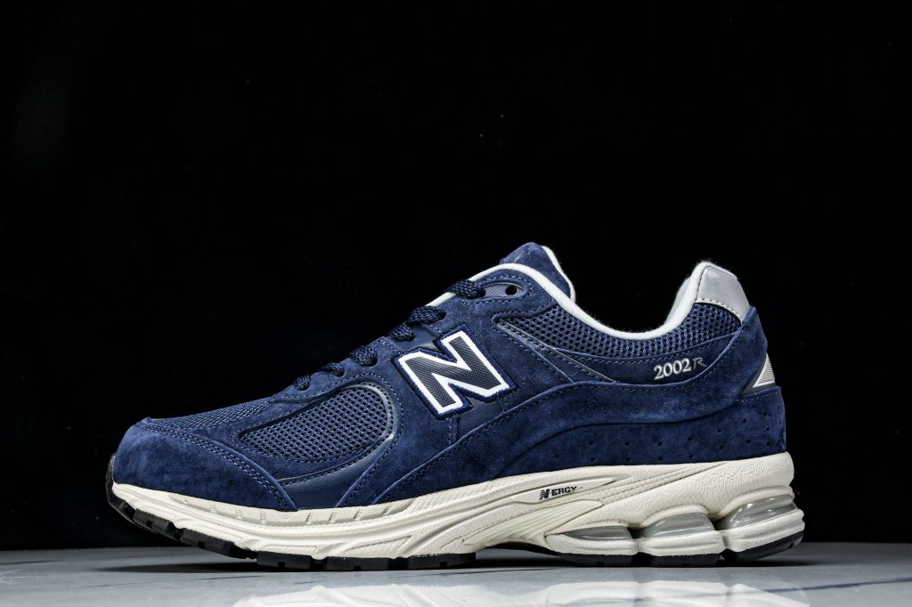 NB 2002R Azul Marino / Blanco Roto / Gris