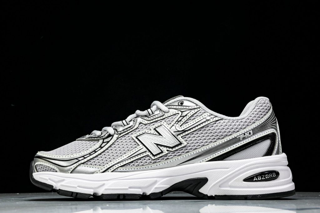 NB 740 Plata / Blanco / Negro