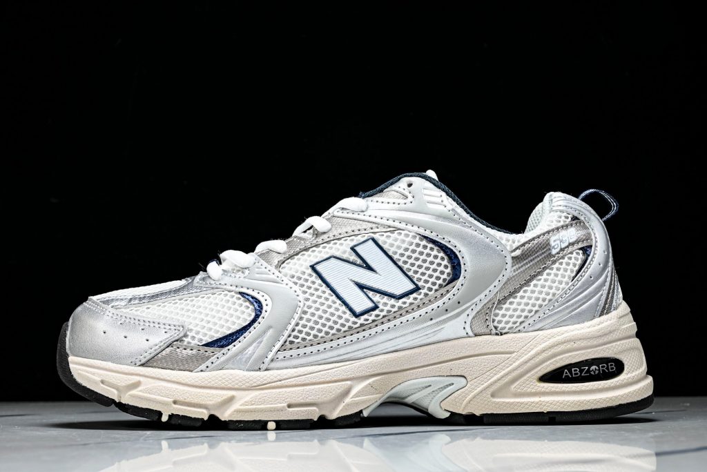 NB 530 Plata / Azul Marino