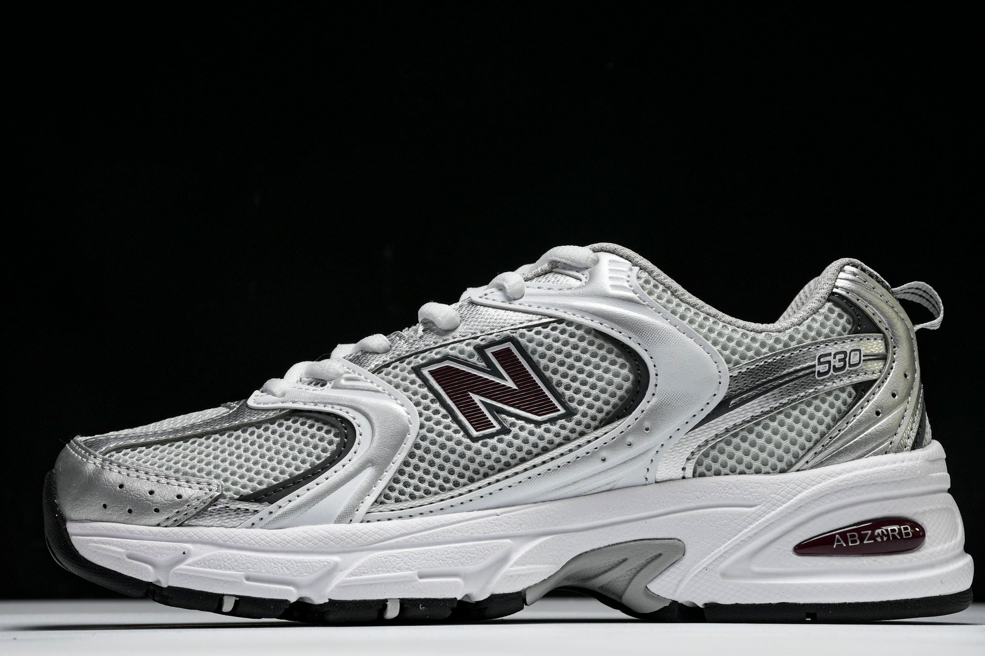 NB 530 Plata / Blanco / Granate