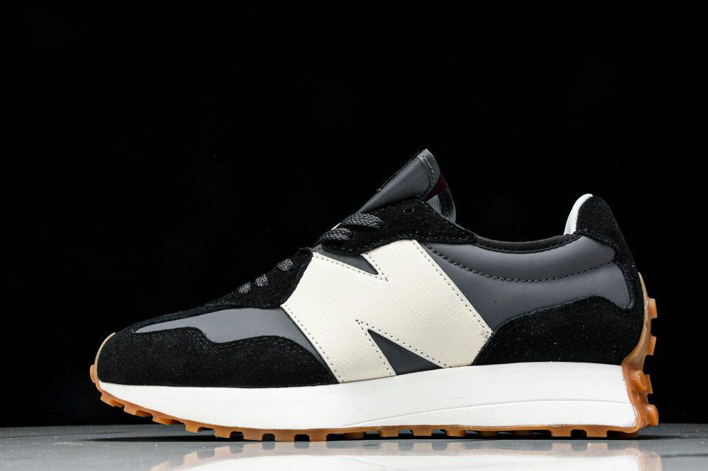 NB 327 Negro / Gris Oscuro / Crudo