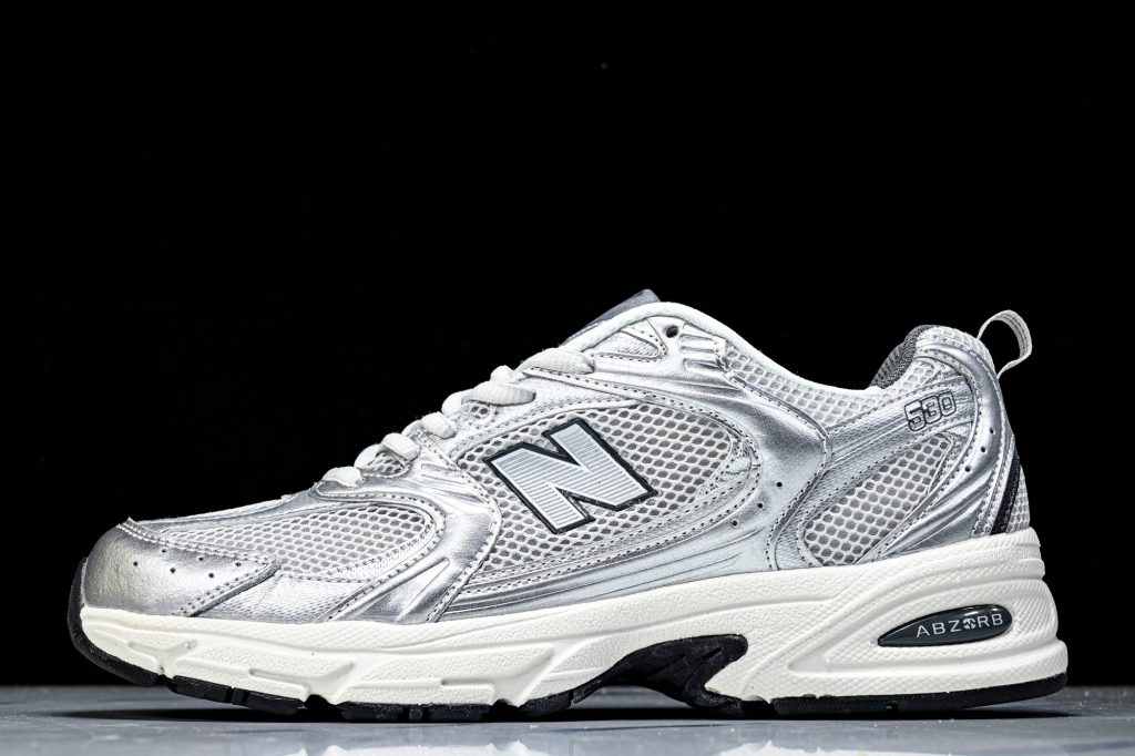 NB 530 Plata / Negro