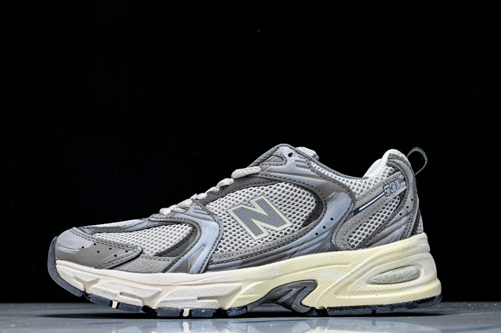 NB 530 Gris / Gris Oscuro / Crudo