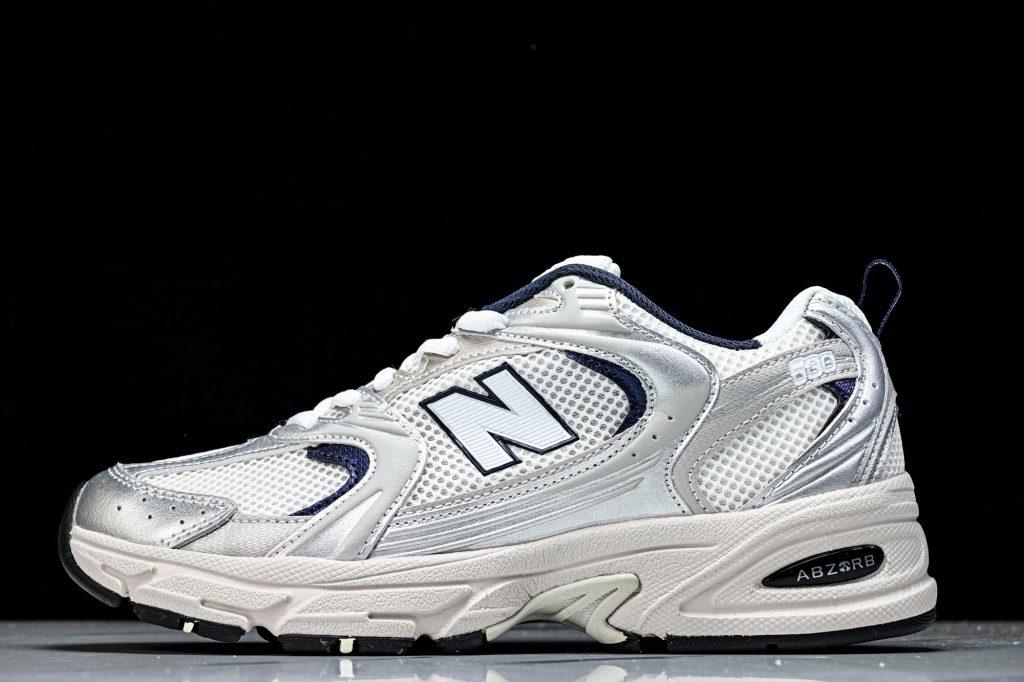 NB 530 Plata / Azul Marino