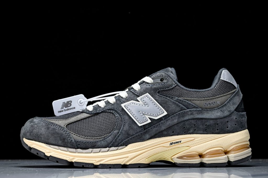 NB 2002R Gris Oscuro / Hueso