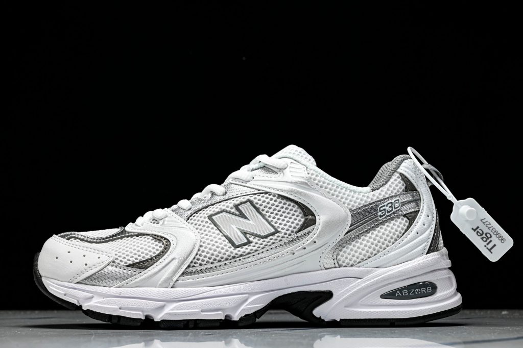 NB 530 Blanco / Plata / Negro