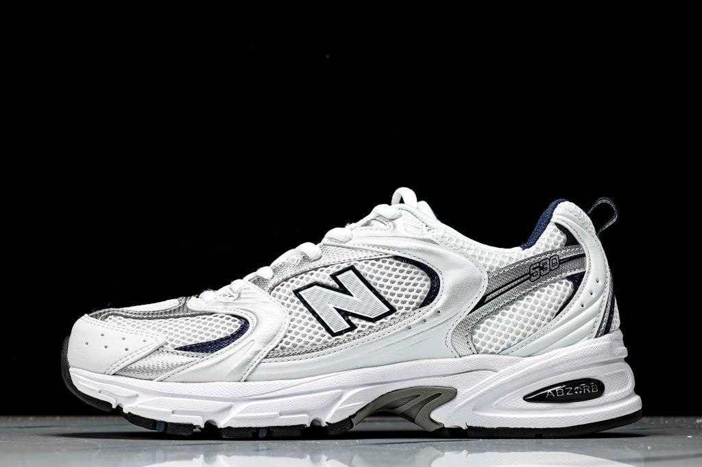 NB 530 Blanco / Azul Marino / Plata
