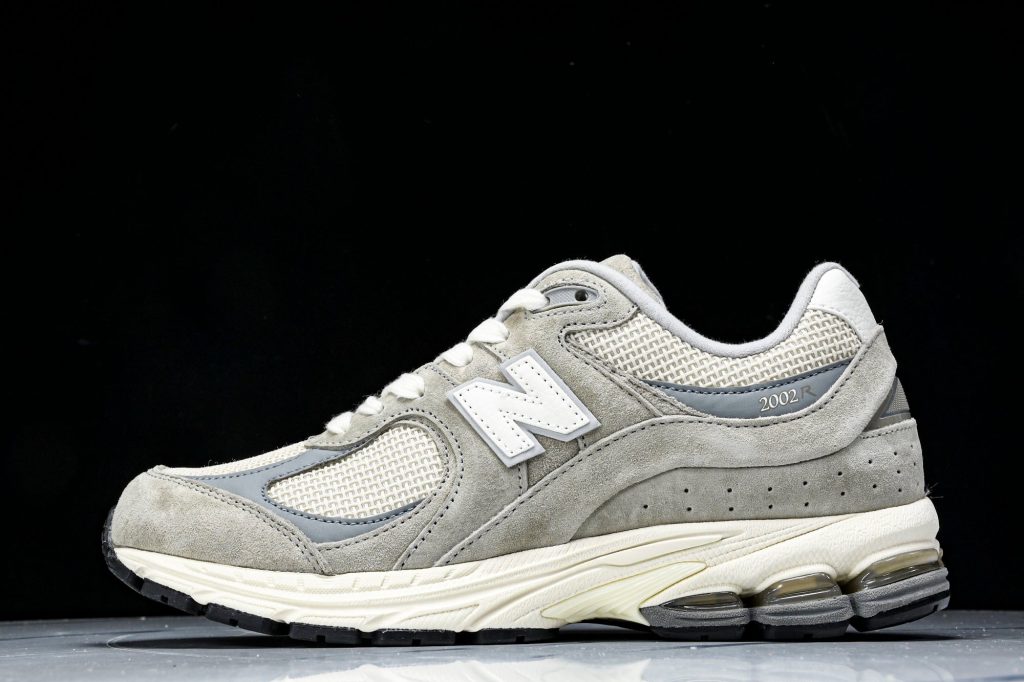 NB 2002R Gris / Blanco Roto / Hueso