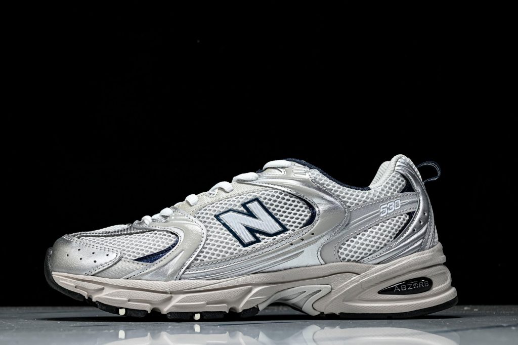 NB 530 Plata / Blanco / Azul Marino