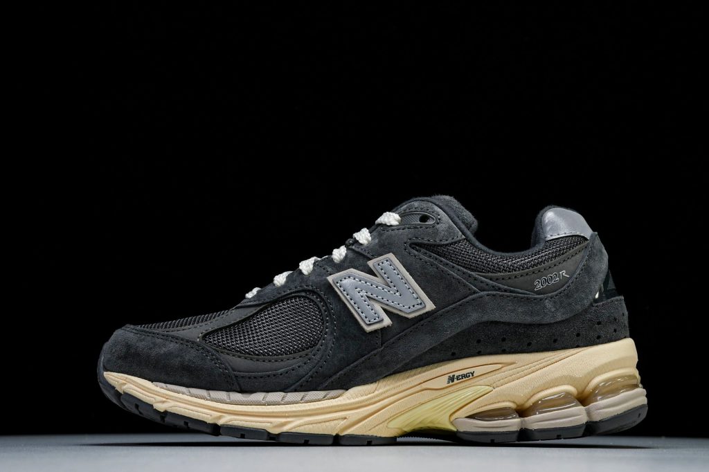 NB 2002R Gris Oscuro / Blanco Roto / Beige