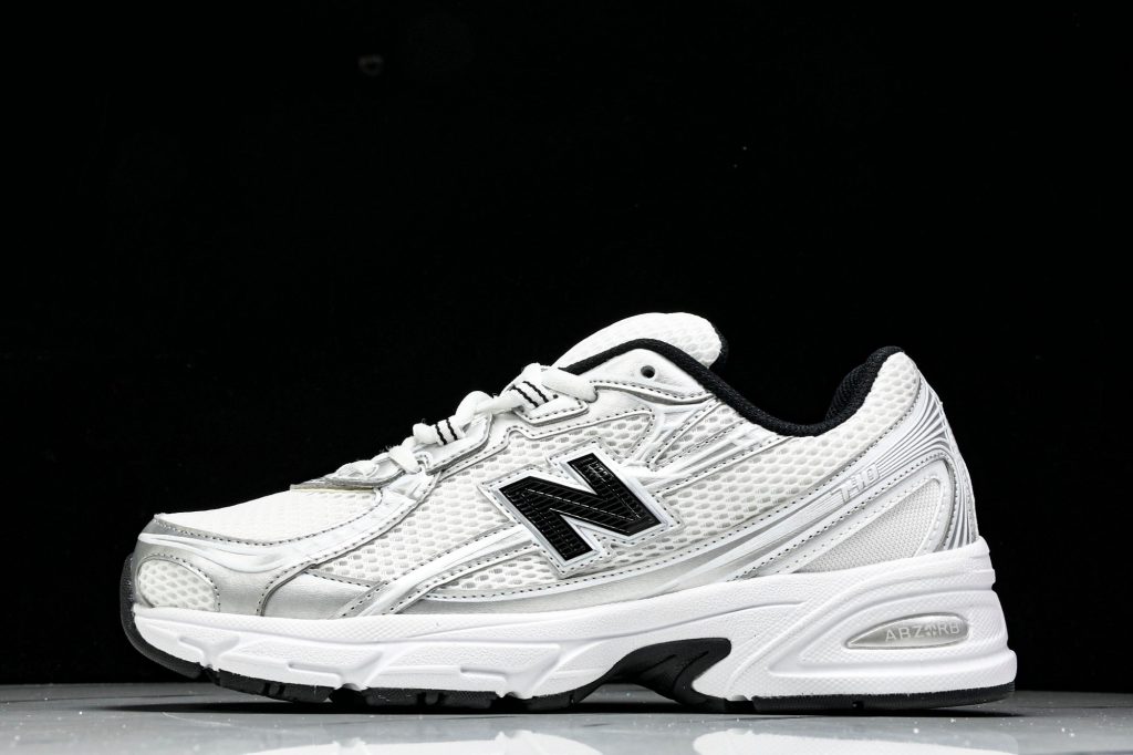 NB 710 Blanco / Plata / Negro