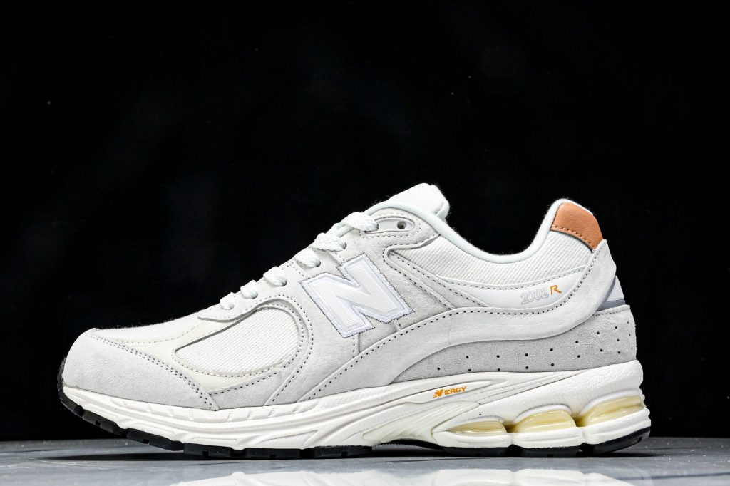 NB 2002R Blanco Roto / Gris / Marrón