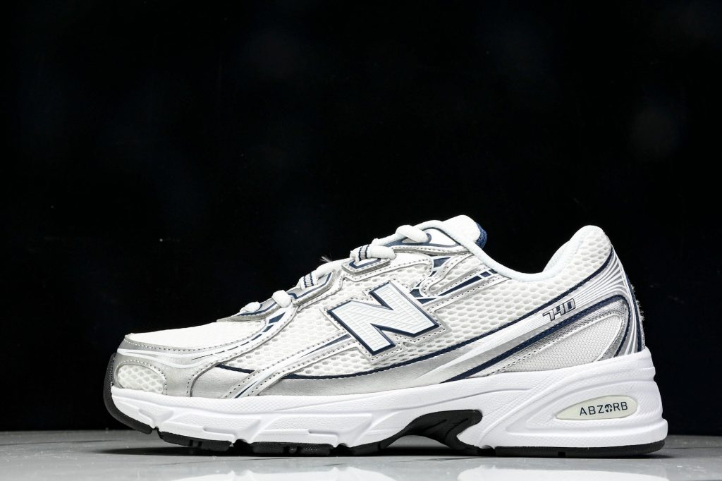NB 740 Blanco / Plata / Azul Marino