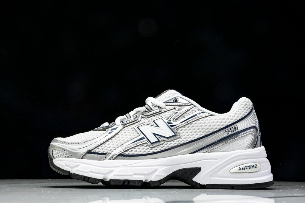 NB 740 Blanco / Plata / Azul Marino