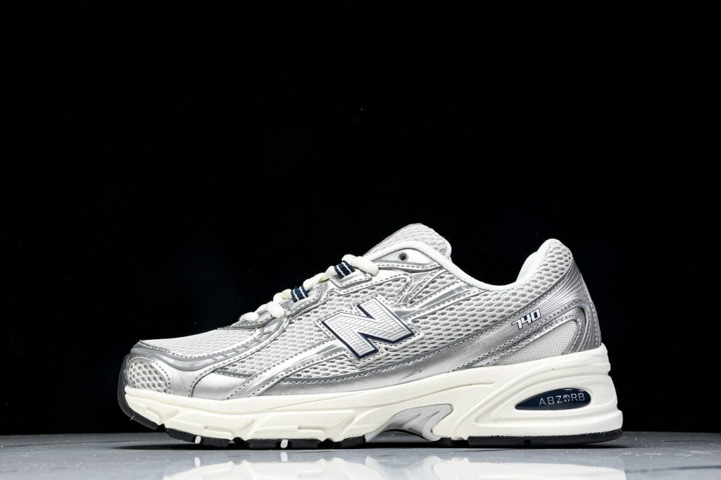 NB 740 Plata / Blanco / Azul Marino