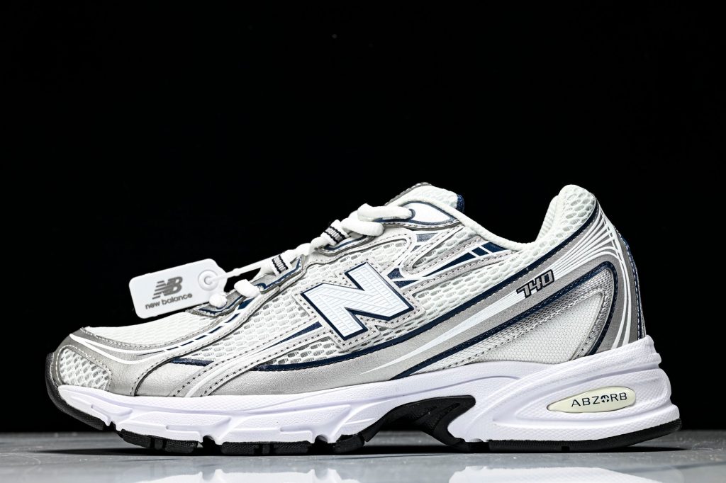 NB 740 Blanco / Plata / Azul Marino