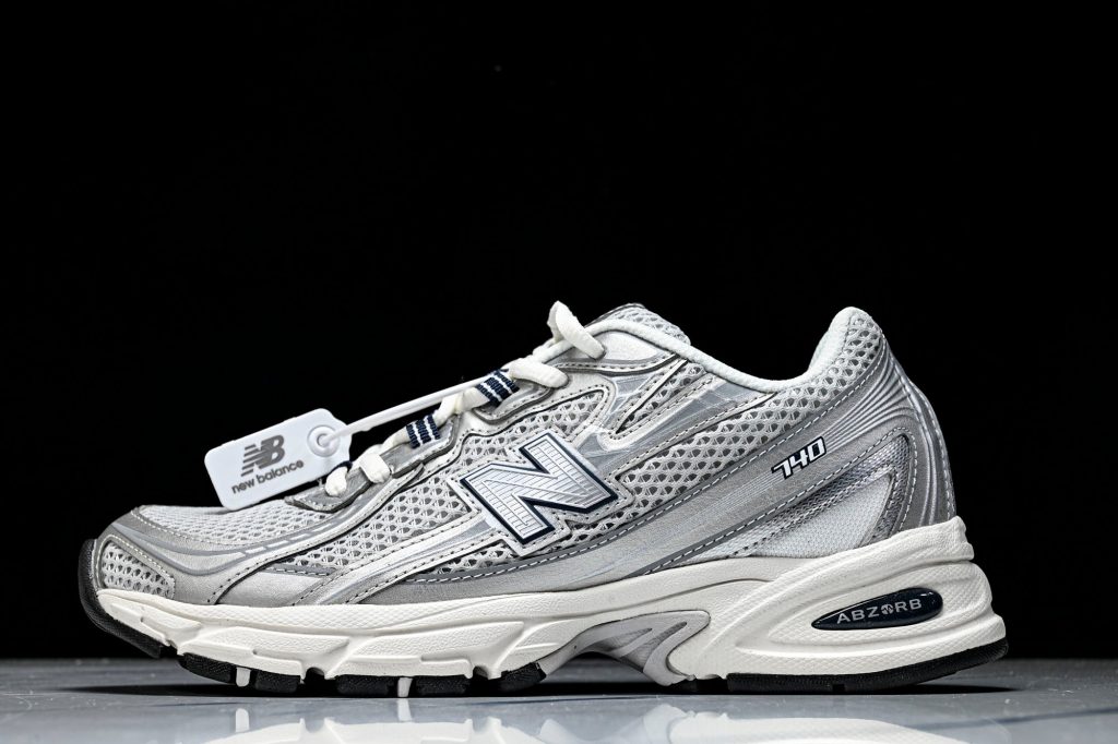 NB 740 Gris / Plata / Blanco Roto