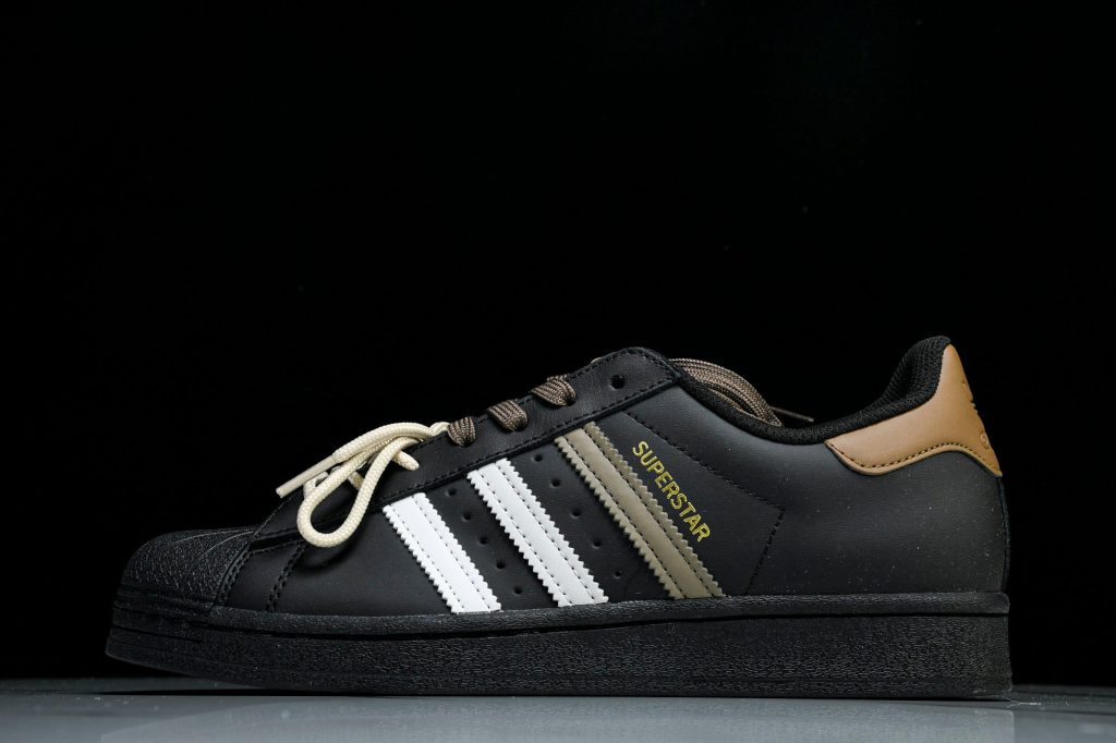 adidas Superstar Negro / Blanco y Dorado