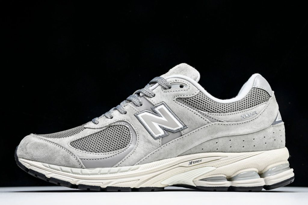 NB 2002R Gris / Blanco Roto / Negro