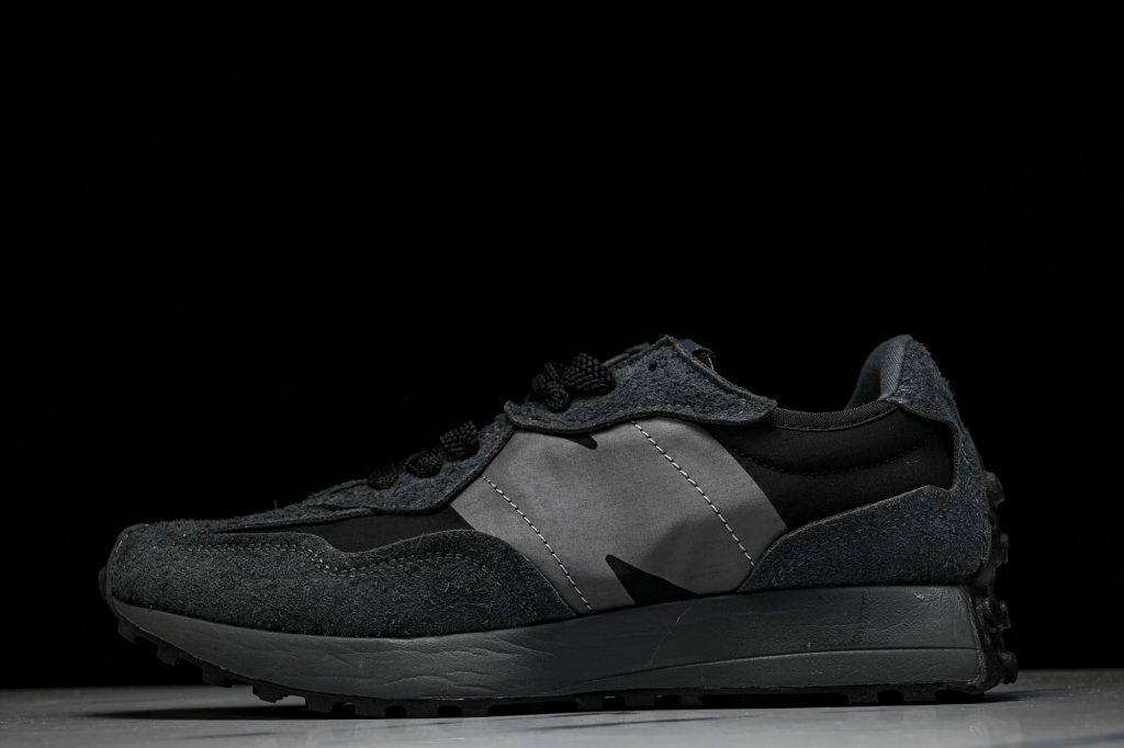 NB 327 Negro / Gris Oscuro