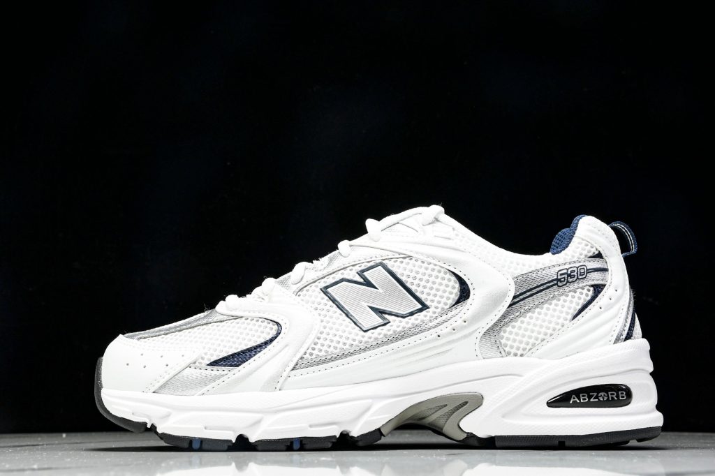 NB 530 Blanco / Plata / Azul Marino