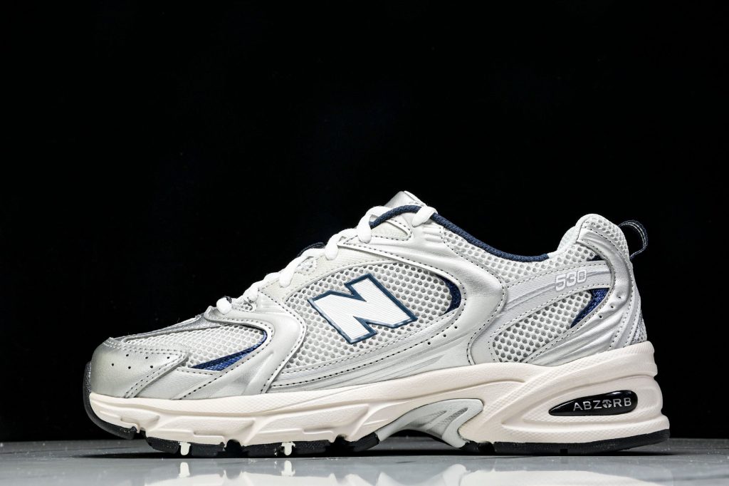 NB 530 Plata / Azul Marino